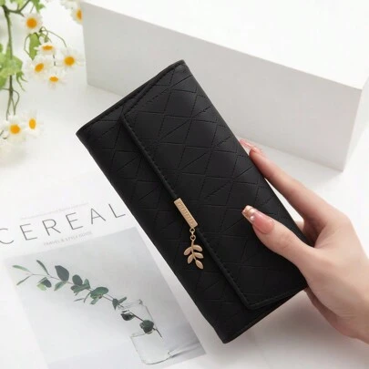 2024년 여름 새로운 개인화된 잎 펜던트 버클 세 개 접이식 가방 다중 카드 작은 학생 지퍼 대용량 클러치 백 편리한 일상 여행 서류 명함 티켓 지갑 고급스러운 분위기 부티크 여성용 지갑 장지갑