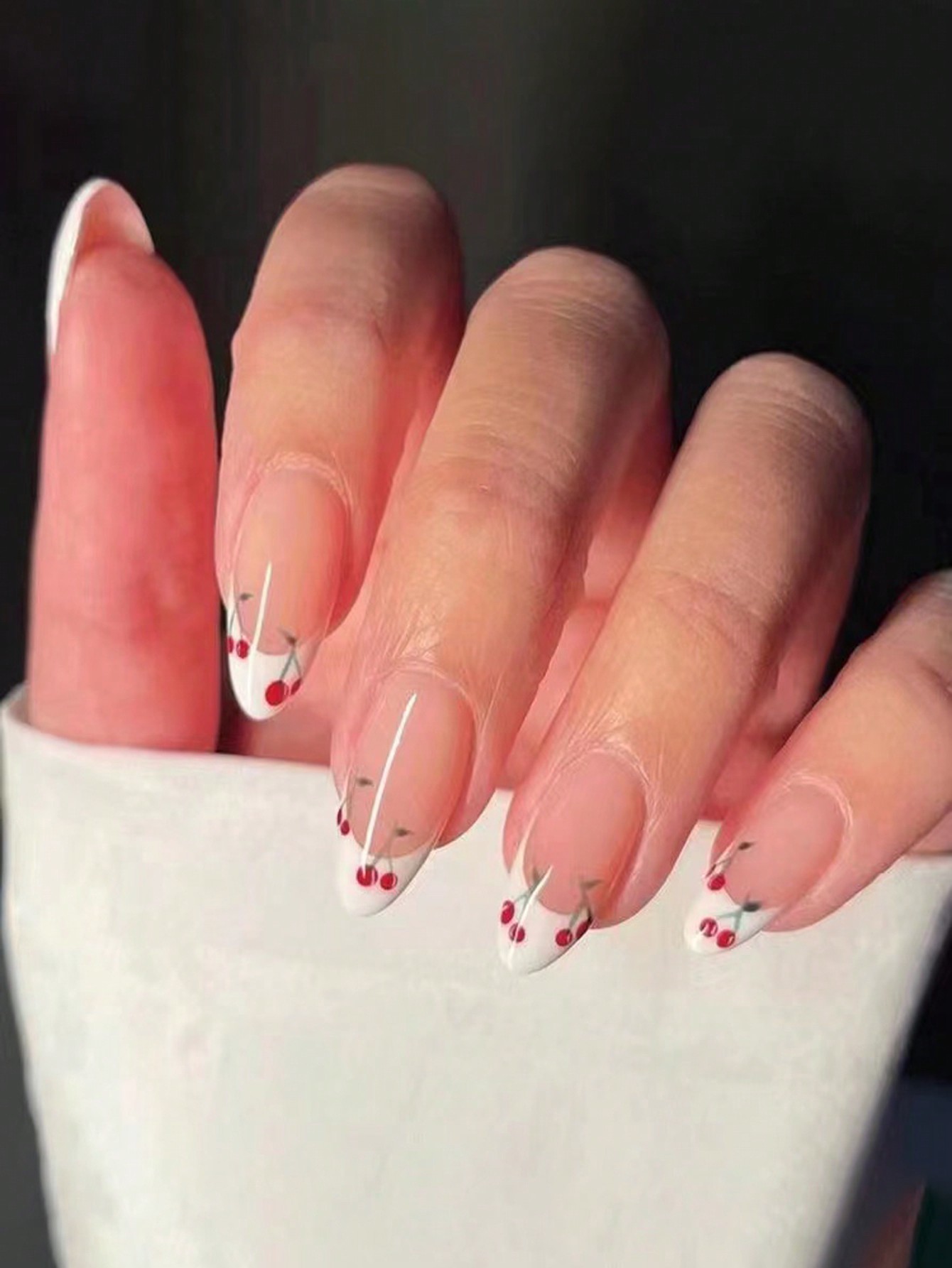 24 قطعة أظافر صناعية قصيرة على شكل لوز بلون اللحم مع تصميم شريحة ليمون وورقة، تشمل أظافر لاصقة وردية لامعة قابلة للصق بالاضافة الى ملف اظافر وغراء جيلي