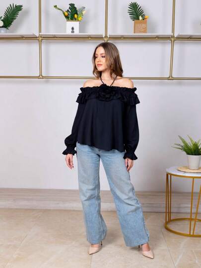 Blusa de hombros descubiertos ribete fruncido y flor al frente  Nuevo estilo de vacaciones de primavera y verano camisa de manga larga de flores tridimensionales con volantes franceses  Camisa