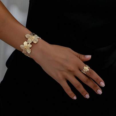 1set (1pc Gold Bracelet And 1pc Chunky Ring) Retro European And American Style Flower Pattern Gold Bracelet And Flower Pattern Chunky Ring Combination Set, Stylish And Cool Summer Long-Lasting Chunky Bracelet And Ring Set, Suitable For Women To Wear Daily And On Various Holidays, Social Gatherings, And Activities Valentines,Mom,Mother,Mother's Day,Gift