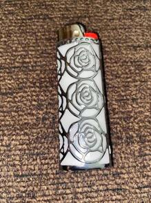 1 pieza Encendedor BIC J6 con diseño de rosa hueca, funda de encendedor de metal (solo para BIC J6), cubierta de encendedor, accesorio de encendedor