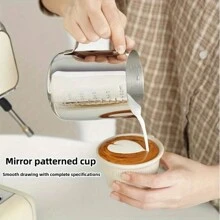 1 件不锈钢奶泡壶，带刻度，容量 350ml/550ml/900ml，Barista 奶泡杯，带尖嘴，用于拿铁艺术，专业浓缩咖啡蒸汽壶，适用于浓缩咖啡机和拿铁咖啡机，咖啡店用品学校用品返校 - 銀色 - 查看 1
