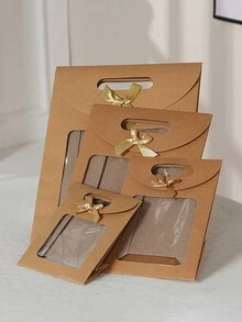 حقائب ورقية بأربع فتحات عرضية، مزينة بقوس ذو لون سادة، مناسبة للهدايا مع مقابض للحمل