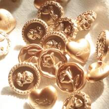 20入組簡約淺金色塑料扣釦，附圓形、心形、蝴蝶結、花朵和復古花紋，適用於毛衣、外套、西裝、針織衫 DIY珠寶製作