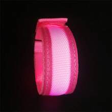 1 件 LED 发光手环，适合酒吧派对、音乐节、万圣节、圣诞节、复活节等活动，也适合夜跑户外运动、企业团体活动、派对、音乐会等。这是一款具有夜光效果的尼龙手链，可作为活动用的夜光腕带。 - 彩色 - 查看 5