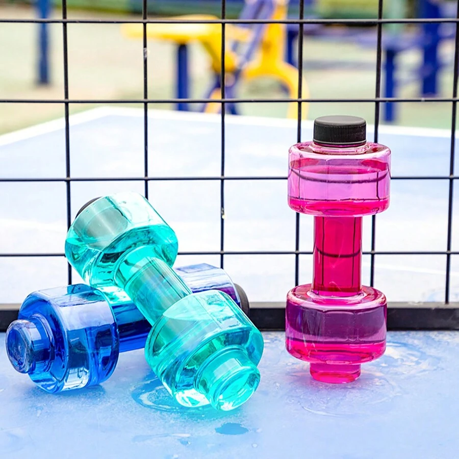 Botella de agua con pesas creativa en forma de pesa rusa para hacer ejercicios de fitness. Botella portátil de plástico rellenable con agua para entrenar los músculos del brazo - Azul - Ver 1