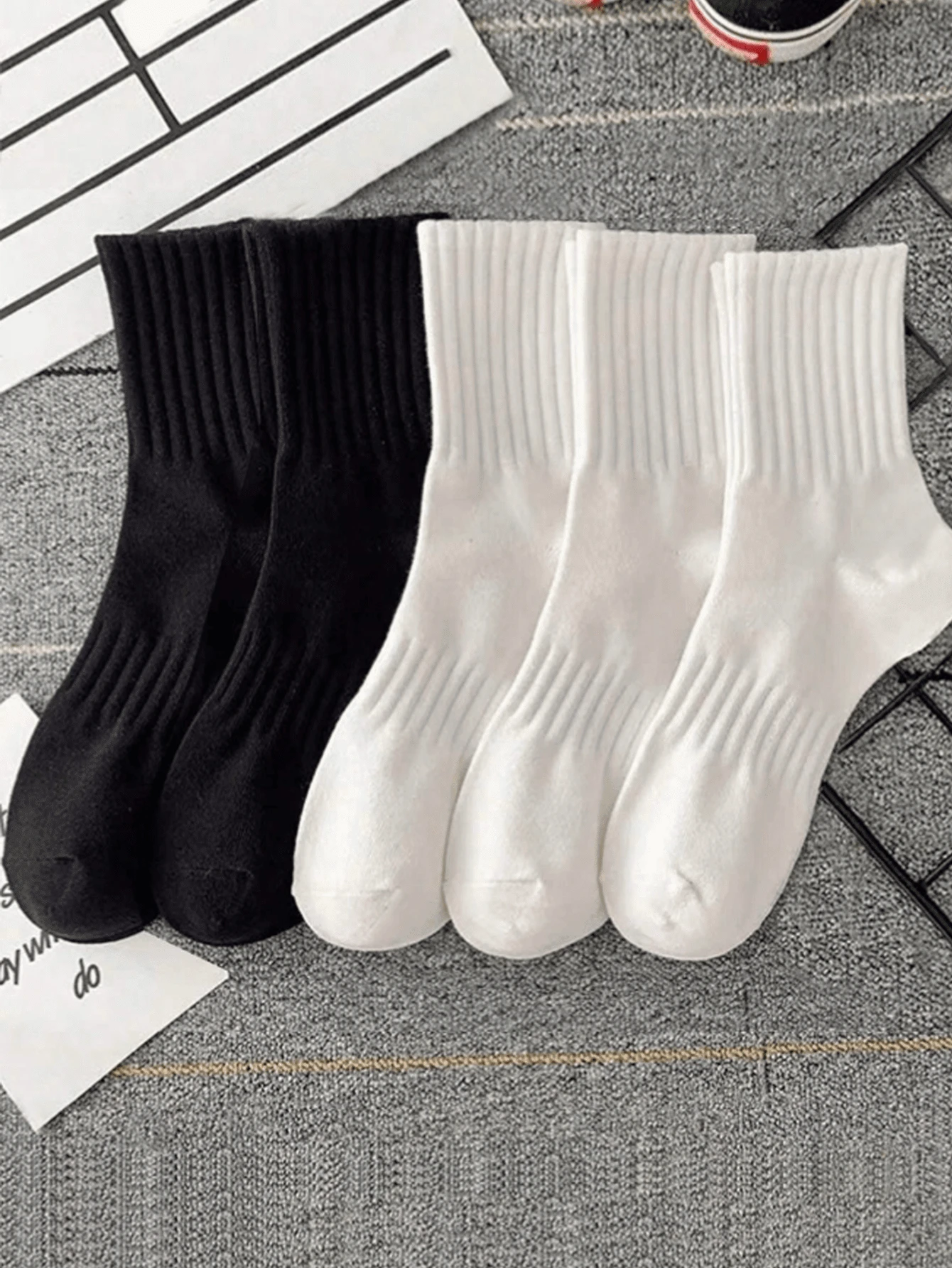 5 双女士春秋新款休闲中筒高尔夫袜（情侣款） - 黑與白 - 查看 1