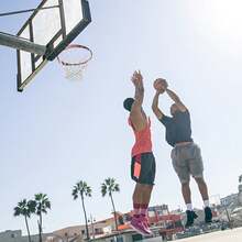 4 piezas Redes de canasta de baloncesto de calidad premium blancas, reemplazo profesional, cuerda tejida de poliéster gruesa, se ajusta a aros de baloncesto estándar interiores o exteriores con 12 lazos - Blanco - Ver 7