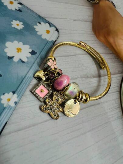 PULSERA TIPO BRASALETE CON CHARMS Y DIJES