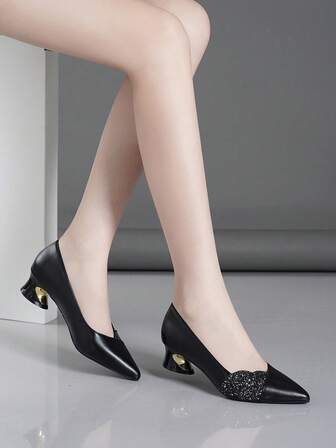 Nytt mode bekväma högklackade skor med diamanter, svart vit silver arbetsskor, spetsig tå chunky häl slip-on damskor, mångsidig