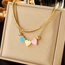1入金色不銹鋼飾品三色心形項鍊，法式復古風格時尚舒適女性日常或街頭派對節日配飾