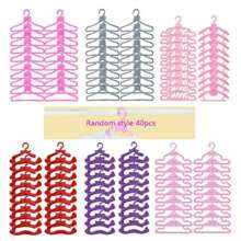 Juego surtido de 50/40/30/20/10/1 perchas de plástico rosas pequeñas y lindas, accesorios para armario, ropa, casa de muñecas, colores y estilos aleatorios