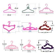 Juego surtido de 50/40/30/20/10/1 perchas de plástico rosas pequeñas y lindas, accesorios para armario, ropa, casa de muñecas, colores y estilos aleatorios
