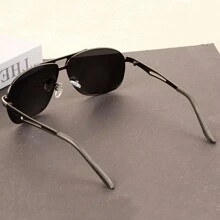 Lunettes de soleil mode rétro pour homme, modèle pilote en métal polarisé. Lunettes de mode élégantes avec verres miroir. Convient pour la conduite, le vélo, les activités extérieures, la pêche, les sports. Accessoires lunettes de soleil pour les vacances à la plage, l'extérieur, les voyages