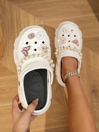 時尚高端白色中空高跟涼鞋，附可拆卸鏈條和紅色蝴蝶＆小花飾，適合戶外和休閒穿著，是度假和大學夏季裝的完美搭配，具有楔形跟，由EVA製成