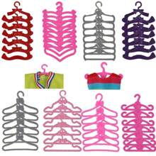 Juego surtido de 50/40/30/20/10/1 perchas de plástico rosas pequeñas y lindas, accesorios para armario, ropa, casa de muñecas, colores y estilos aleatorios