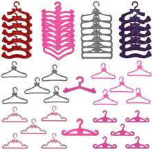 Juego surtido de 50/40/30/20/10/1 perchas de plástico rosas pequeñas y lindas, accesorios para armario, ropa, casa de muñecas, colores y estilos aleatorios