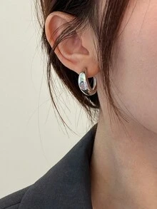 1對S925純銀耳環，銀色心形方框頭鑲嵌光滑C形耳環，適合女性，簡約時尚風格，適合日常佩戴 - 銀色 - 查看 3