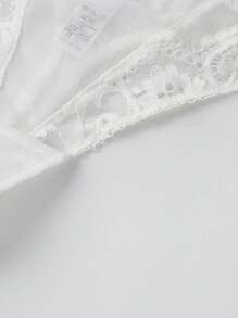 Conjunto de lencería con sujetador y pantalla decorativo de encaje blanco y sexy para mujer