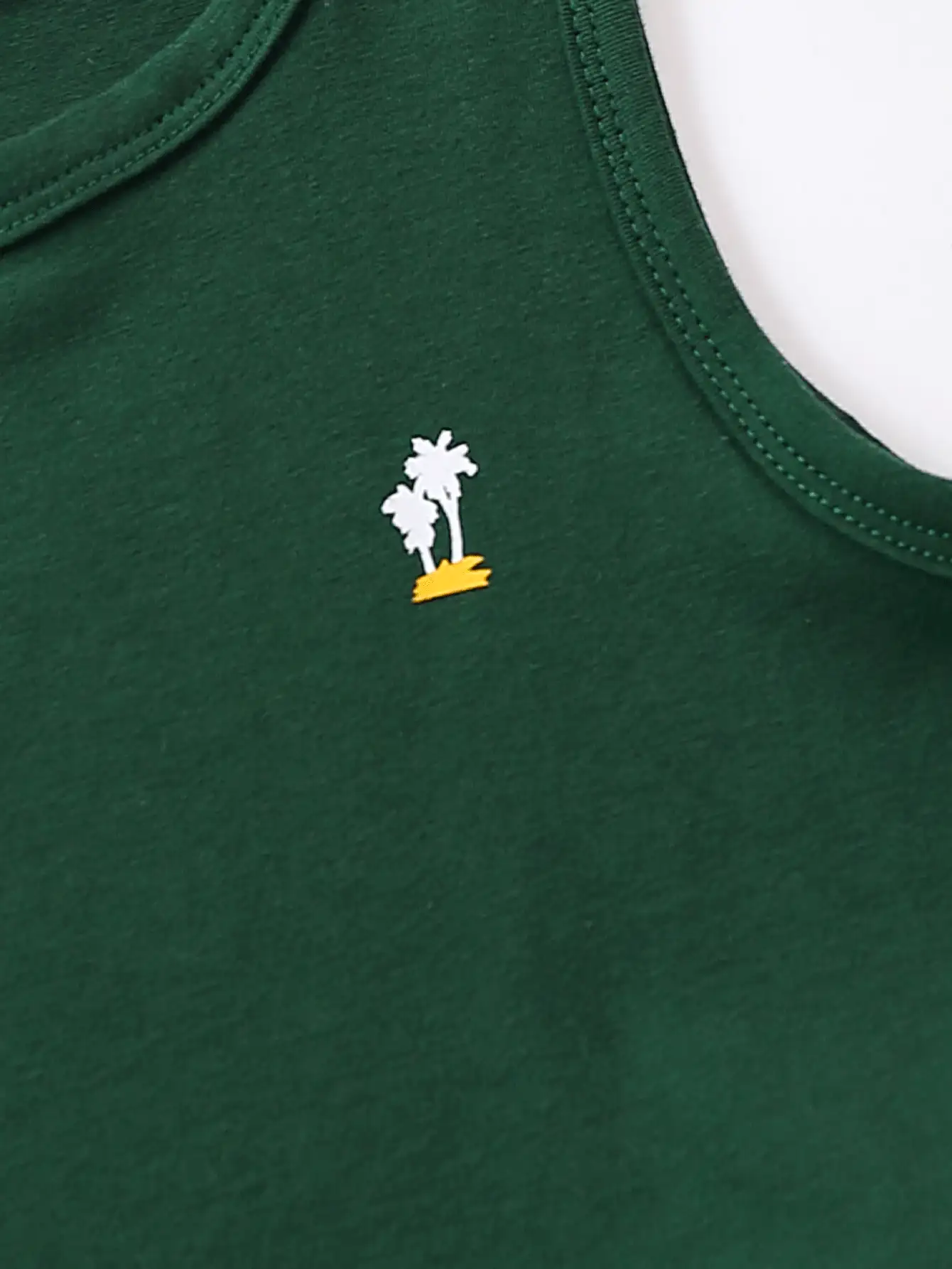 休闲两件套：Tween Boy 树印花无袖 T 恤和弹性腰部夏威夷短裤，适合夏季穿着