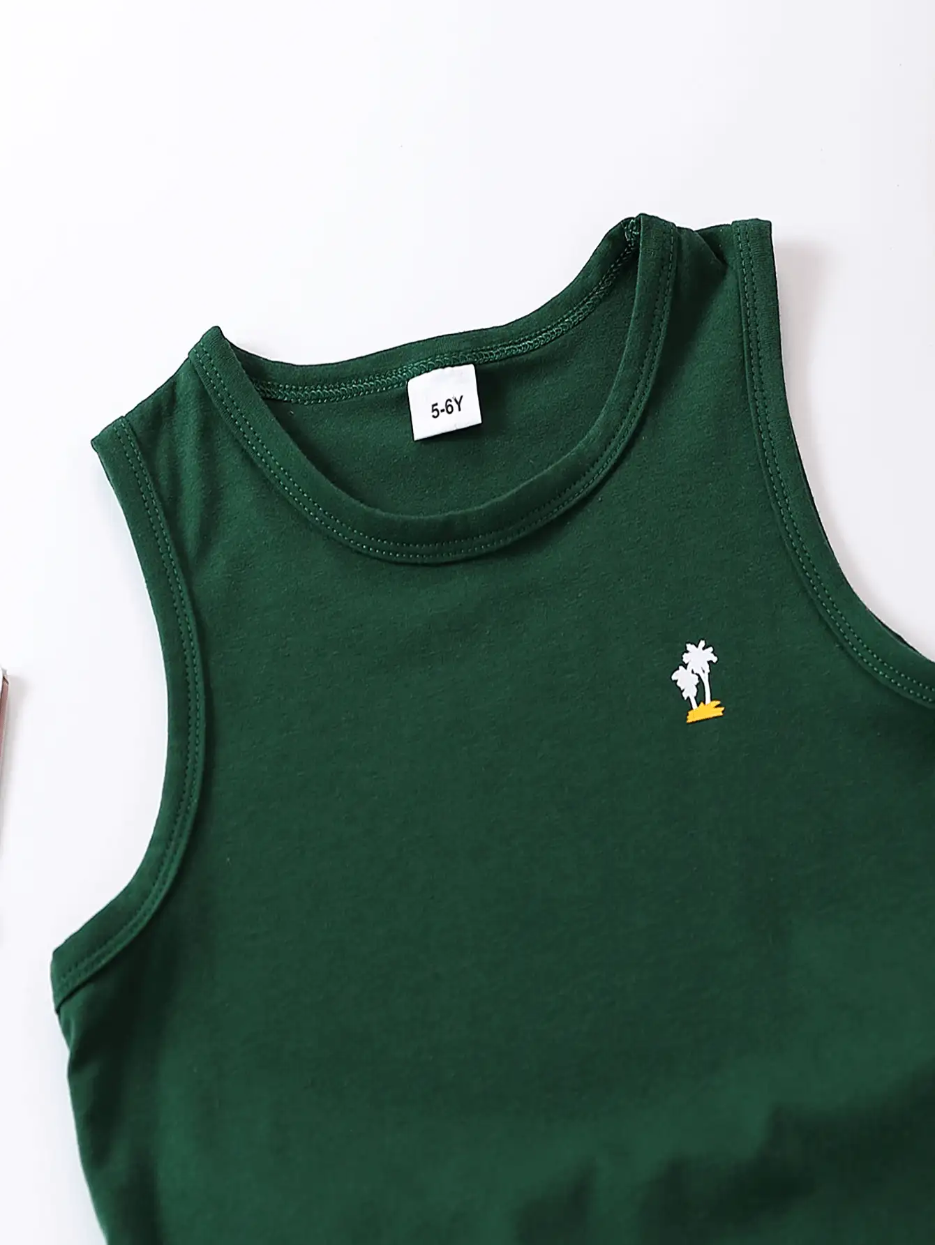 休闲两件套：Tween Boy 树印花无袖 T 恤和弹性腰部夏威夷短裤，适合夏季穿着