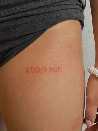 1 st tillfälligt tatueringsklistermärke med röd konstnärlig bokstäver, stilig engelsk välsignelsefras för lycka i europeisk och amerikansk stil, vattentät, anti-svett, för män och kvinnor