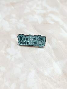 創意啟發英文句子徽章 - 「今天可能不好，但不代表人生不好」簡約個性化字母徽章，適用於衣服、包包和配件