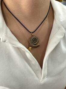 1pc New Dark Glowing Mermaid Conch Pendant Necklace Sound Sea Shell Necklace Witch Spiral Conch Costume Ladies Jewelry Gift