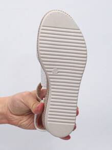 Sandalias de cuña de verano para mujer con estampado de serpiente y suelas gruesas, color dorado, elegantes y versátiles, con correa trasera - Plateado - Ver 6