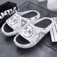 Pantuflas con estampado de flores de oso, pantuflas de fondo grueso con puntera abierta, de moda y cómodas con bonitos elementos de oso para mujer,Zapatillas de casa de moda para parejas, sandalias de playa antideslizantes casuales, zapatillas de playa para parejas, aptas para uso en interiores y exteriores - Negro - Ver 2