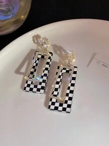 一对简约黑白格纹 C 形环状耳环，适合女性日常佩戴 - 黑與白 - 查看 4