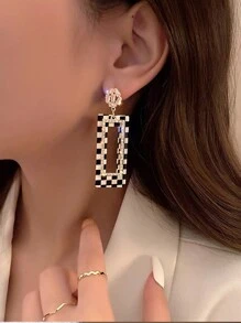 一对简约黑白格纹 C 形环状耳环，适合女性日常佩戴 - 黑與白 - 查看 2