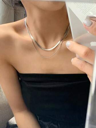 Set de 2 collares sencillos y elegantes de dos capas para mujer, cadenas de clavícula de lujo en tono frío con diseño sofisticado de serpiente, Set de collar de cadena de serpiente plana INS de moda