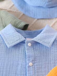 Set de 3 piezas para bebé niño con mono de manga corta con cuello en verde/amarillo/azul, camisa casual, shorts y gorra