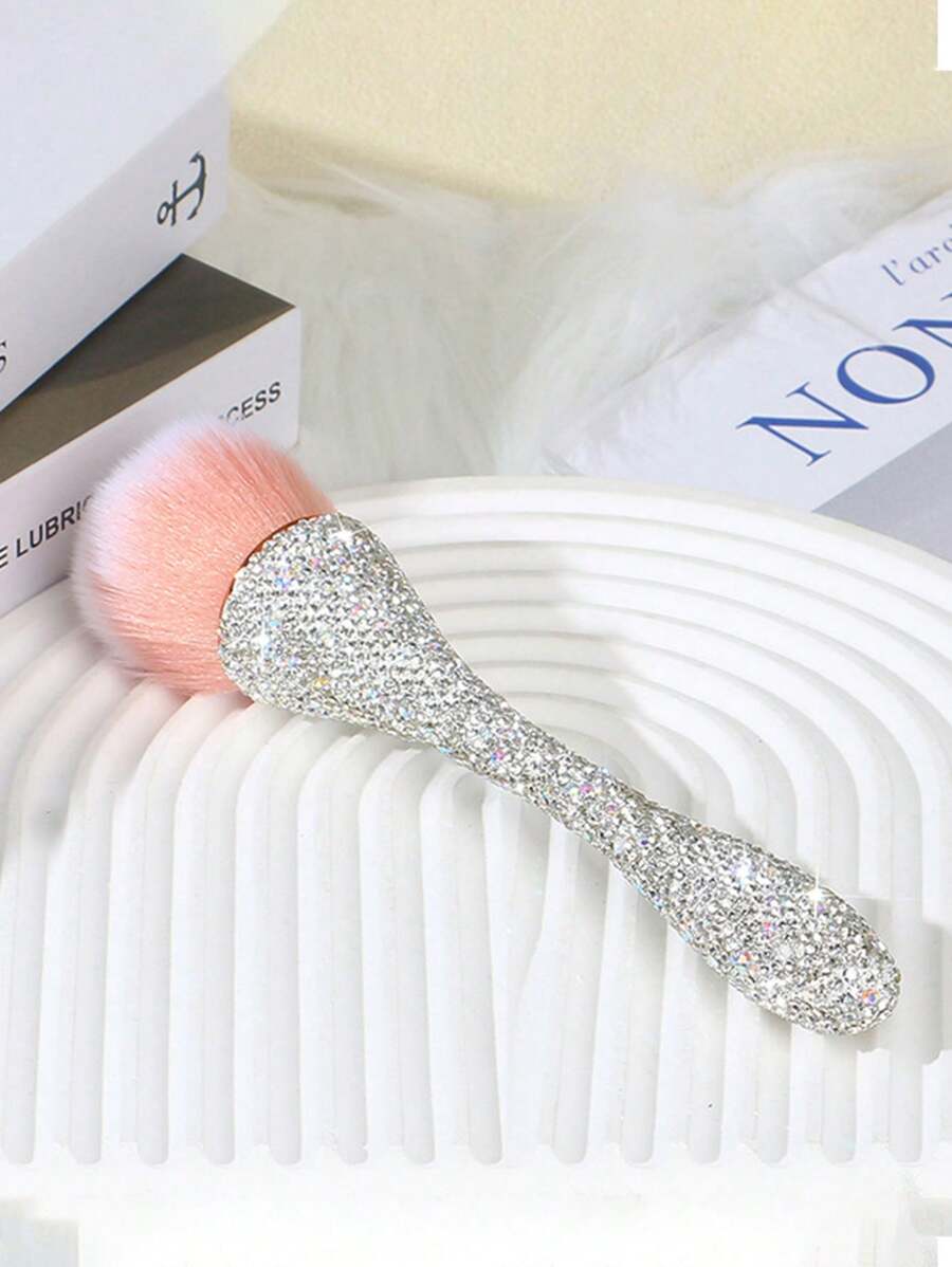 1 pieza Brocha de polvos de arco plano, mango con incrustaciones de rhinestone, cerdas sintéticas, brocha de polvos profesional adecuada para polvos sueltos y base líquida, incluye estuche protector