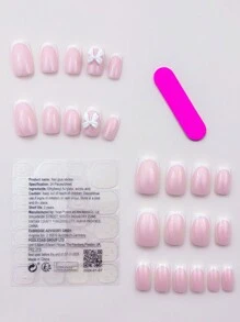 Mettez à niveau votre look avec les ongles pressés, 24 pièces de faux courts ongles carrés français avec des noeuds blancs 3D, comprend une feuille de 1 PC de tampons adhésifs et 1 PC de mini-limes, kit de faux ongles de style français blanc classique avec une couverture complète, nail art pour femmes et filles à la mode pour une utilisation quotidienne. Ces ongles courts ne se démodent jamais.