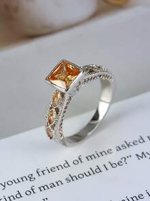 1個簡約精緻低調的圖案立方氧化鋯鑲嵌戒指，適合日常穿戴，可與任何服裝搭配，低奢風格，是紀念日或畢業季獻給男性朋友的完美禮物