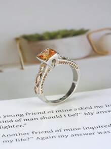 1個簡約精緻低調的圖案立方氧化鋯鑲嵌戒指，適合日常穿戴，可與任何服裝搭配，低奢風格，是紀念日或畢業季獻給男性朋友的完美禮物