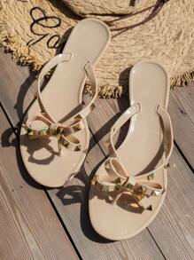 Nuevas sandalias planas elegantes de verano con remaches y lazos para mujeres, con punta abierta y encantadoras personalizadas para moda al aire libre, playa y vacaciones, cómodas y versátiles, populares diapositivas de mujer para el Día de San Valentín