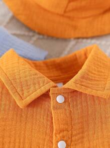 Set de 3 piezas para bebé niño con mono de manga corta con cuello en verde/amarillo/azul, camisa casual, shorts y gorra