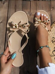 Nuevas sandalias planas elegantes de verano con remaches y lazos para mujeres, con punta abierta y encantadoras personalizadas para moda al aire libre, playa y vacaciones, cómodas y versátiles, populares diapositivas de mujer para el Día de San Valentín