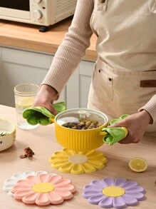 1pc Silicone Trivet Mat Non-Slip & Heat Resistant Hot Pads For Kitchen Countertop Perfect Trivet For Hot Dishes Modern Design Pots & Pans Holder Chic Daisy Flower Silicone Table Mats Heat Resistant, Easy Clean Coasters & Pot Holders - Multicolor - View 11