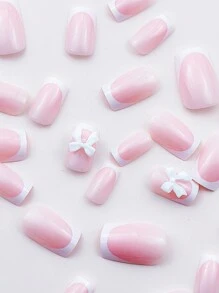 Mettez à niveau votre look avec les ongles pressés, 24 pièces de faux courts ongles carrés français avec des noeuds blancs 3D, comprend une feuille de 1 PC de tampons adhésifs et 1 PC de mini-limes, kit de faux ongles de style français blanc classique avec une couverture complète, nail art pour femmes et filles à la mode pour une utilisation quotidienne. Ces ongles courts ne se démodent jamais.