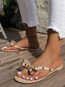 Nuevas sandalias planas elegantes de verano con remaches y lazos para mujeres, con punta abierta y encantadoras personalizadas para moda al aire libre, playa y vacaciones, cómodas y versátiles, populares diapositivas de mujer para el Día de San Valentín