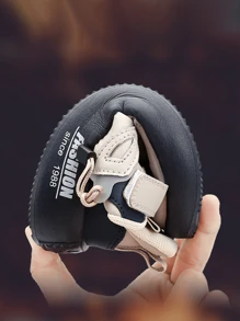 Un par de zapatillas deportivas para niños, zapatos de goma para niños pequeños, zapatillas de slip-on para niños, zapatos para niños, zapatos lindos para niños, zapatos deportivos para niños, zapatos de color azul cielo para niños, zapatillas deportivas para niños, mocasines para correr para niños jóvenes