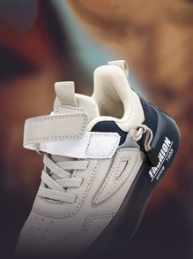 Un par de zapatillas deportivas para niños, zapatos de goma para niños pequeños, zapatillas de slip-on para niños, zapatos para niños, zapatos lindos para niños, zapatos deportivos para niños, zapatos de color azul cielo para niños, zapatillas deportivas para niños, mocasines para correr para niños jóvenes