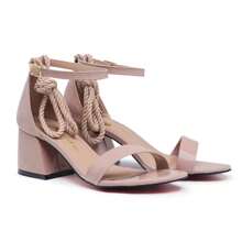 Sandália de Grife Feminina Rose Salto Bloco Baixo 5cm Bico Redondo Fecho de Tornozelo e Cordinha Ajustável Lançamento Verão Confortável Exclusividade Vitória Lugo