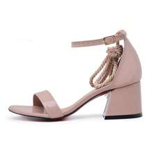 Sandália de Grife Feminina Rose Salto Bloco Baixo 5cm Bico Redondo Fecho de Tornozelo e Cordinha Ajustável Lançamento Verão Confortável Exclusividade Vitória Lugo