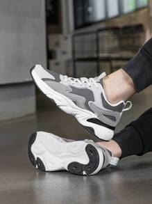 男士正式運動戶外低幫綁帶休閑運動鞋，具有防滑、耐磨和透氣等特性。時尚簡約的布料和皮革材料結合，適合春秋季節。男士跑步鞋，網球鞋，厚底鞋和實色橡膠鞋。 - 灰色 - 查看 4