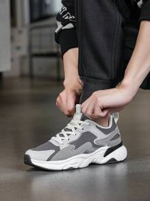 男士正式運動戶外低幫綁帶休閑運動鞋，具有防滑、耐磨和透氣等特性。時尚簡約的布料和皮革材料結合，適合春秋季節。男士跑步鞋，網球鞋，厚底鞋和實色橡膠鞋。 - 灰色 - 查看 9
